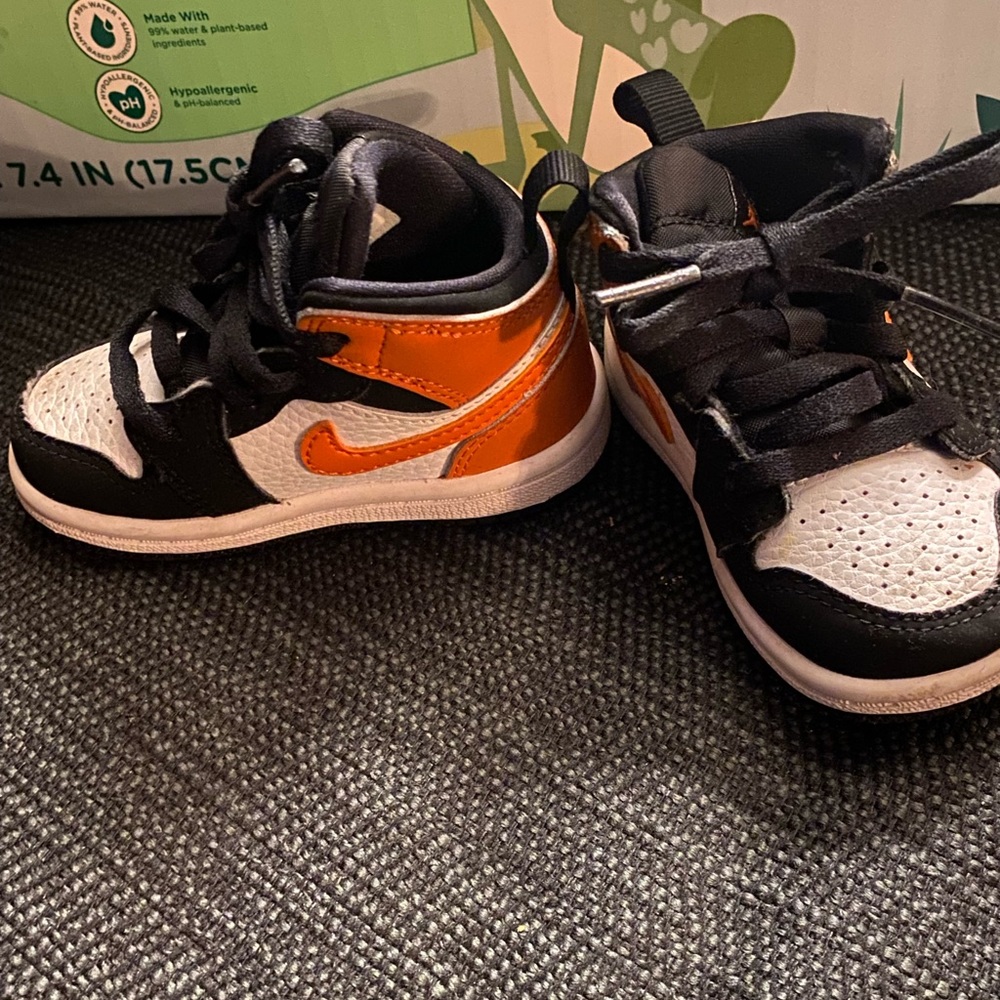 Jordan 1 mid “ shattered blackboard “